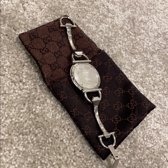 Gucci watch with dust pouch main image 11